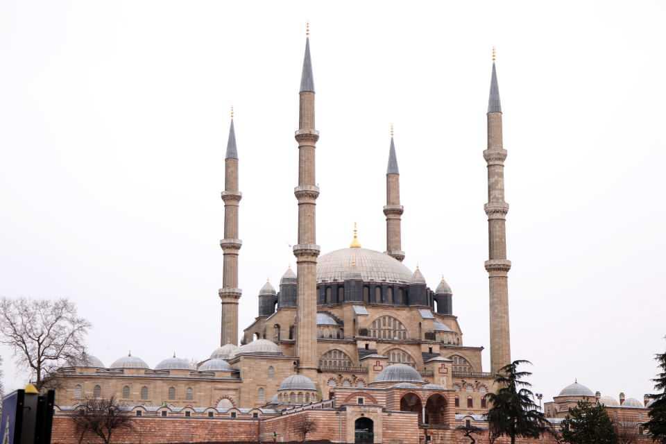 <p>Türk İslam tarihinin en önemli eserlerinden, Mimar Sinan'ın 'ustalık eserim' dediği Selimiye Camisi ve Keşan ilçesindeki 5 asırlık Hersekzade Ahmet Paşa Cami, kılınan son cuma namazlarıyla restorasyona alındı. </p>
