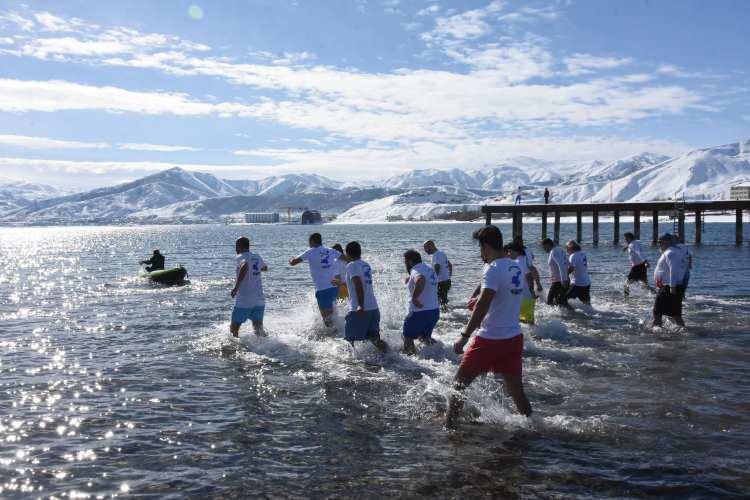 <p>Bitlis'in Tatvan ilçesinde bir araya gelen Van Gölü Aktivistleri Derneği üyeleri, eksi 8 derecede Van Gölü’nde yüzdü. Van Gölü Aktivistleri Derneği Başkanı Erdoğan Özel, gölde yaşanan kuraklık ve kirliliğe dikat çekmek için böyle bir etkinlik düzenlediklerini söyledi.</p>
<p> </p>