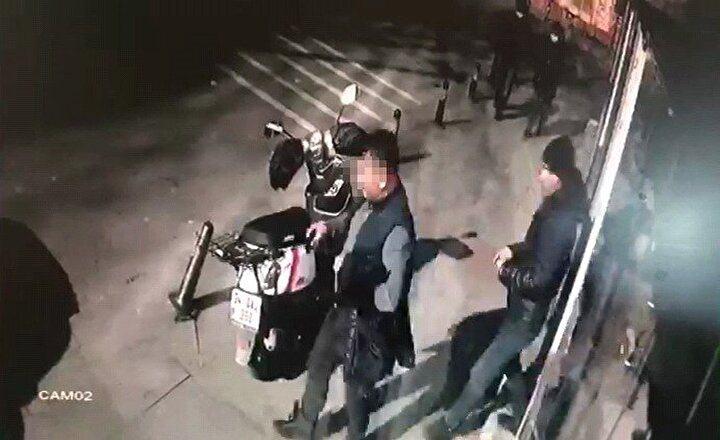 <p>Güvenlik kamerasına yansıyan görüntülerde Rahmi Uygun ile Musa T., Kartal’da bir börekçiden birlikte çıkıyor. İkili buradan çıktıktan sonra otomobile binip börekçiden uzaklaşıyor.</p>