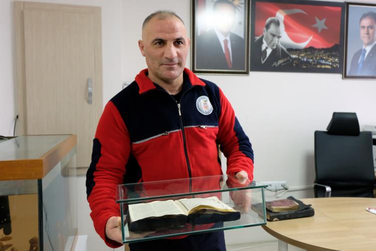 <p>“İlahi bir emir ve tecelli söz konusu burada”</p>

<p>Söz konusu Kuran-ı Kerim’lerin İtfaiye Amirliği binasında özenle saklandığını belirten Gümüşhane Belediyesi İtfaiye Müdürü Nusret Aslan ise “Biz inançlı insanlarız. Dolayısıyla her sabah işe başlarken ettiğimiz duanın içerisinde deriz ki, ‘Pirimiz İbrahim peygamberi yanmaktan koruduğun ilahi emrin sırrına bizleri mazhar eyle.’ </p>
