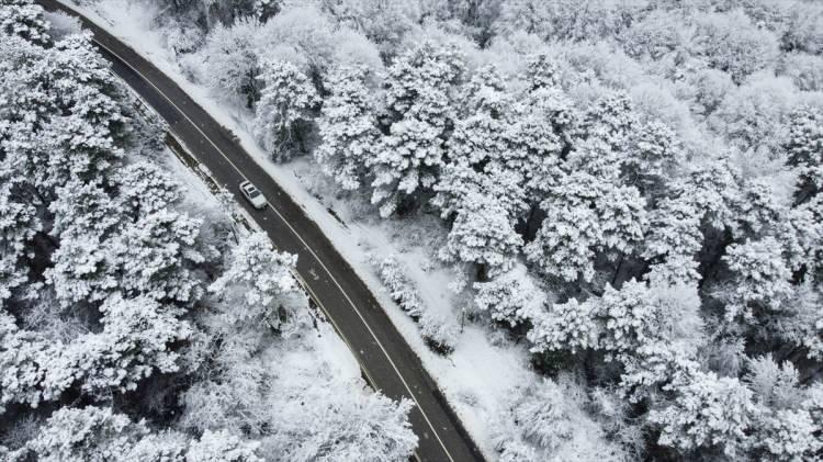 <p>Meteoroloji genel müdürlüğü İstanbul için günler öncesinde kar uyarısında bulunmuştu. İstanbul'da sabah saatlerinden itibaren aralıklarla kar yağışı etkisini göstermeye başladı. </p>
