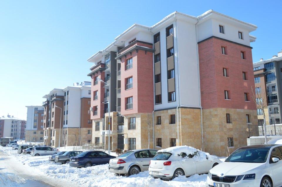 <p>Deprem sonrasında 10 milyar TL yatırım bedeli ile 14 merkez mahallede ve 6 ilçede toplam 67 noktada konut inşaatına başlanıldı. Bunların 47 noktasında konut inşaatı tamamlandı. </p>
