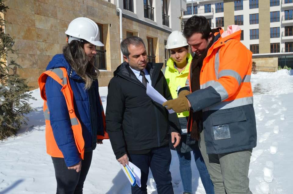 <p> İl genelinde yapımına başlanan ve devam eden konut üretiminin yüzde 90'ı tamamlanırken geri kalan konutların yıl sonuna kadar teslim edilmesi hedefleniyor.</p>
<p> </p>