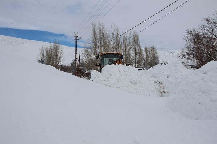 <p>Yoğun kar yağışı nedeniyle kapanan köy yollarının açılması için de Özel İdare ekipleri, çalışma yapıyor. </p>
