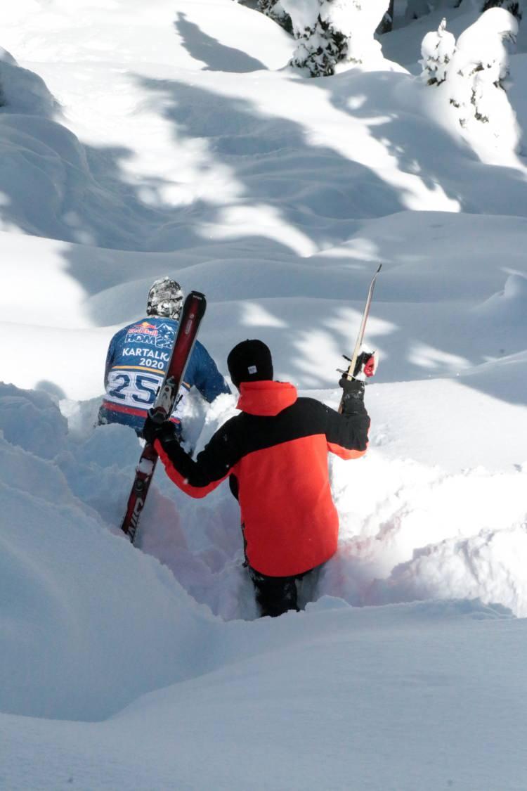 <p>Türkiye'nin önemli kış turizm merkezlerinden Kartalkaya Kayak Merkezi'nde jandarma timleri, turistlerin güvenliğini sağlamak amacıyla zorlu şartlarda 7 gün 24 saat esasına dayalı görev yapıyor.</p>
