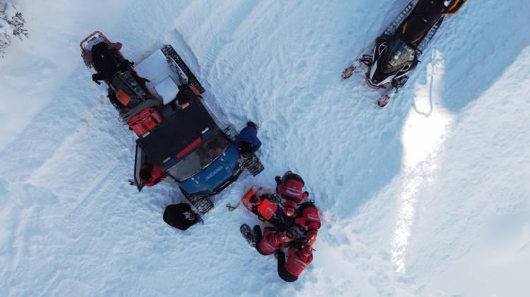 <p>İhbar üzerine JAK ve JÖAK ekipleri, kar motorları ve UTV'lerle bölgeye hareket etti. Bölgeye gelen ekipler, drone yardımıyla tatilcinin bulunduğu yeri belirledikten sonra kurtarma çalışması gerçekleştirdi. Zorlu şartlarda mücadele eden ekipler, iki tatilcinin bulunduğu yere kar ayakkabılarıyla yürüyerek ulaştı.</p>