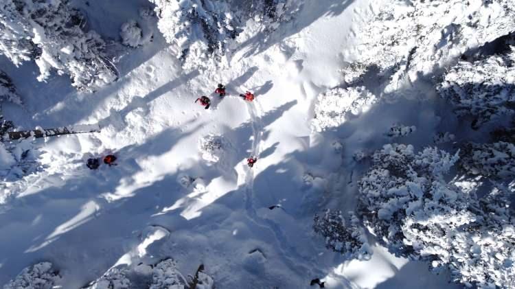 <p>İkinci senaryoda da Kazankaya bölgesinde snowboard yaparken pistten çıkarak kaybolan ve yaralanan tatilciyi kurtarmak için çalışma yürütüldü.</p>