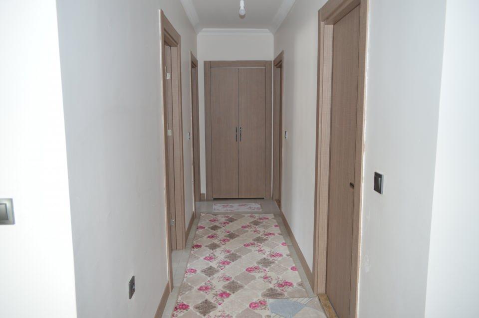 <p>Elazığ'da yapımı devam eden konutlardan 6 bin 565 adedi kentsel dönüşüm olarak tamamlandı. Bunlardan 15 bin 280 adedi afet konutu, bunların içerisinde 3 bin 375 adedi köy evi olarak planlandı, yapımı devam etmekte. 1164 adet konut ise sosyal konut olarak üretimine devam edilmekte. Elazığ genelinde yapımına başlanan ve devam eden konut üretiminin yüzde 90'ı tamamlandı. </p>
