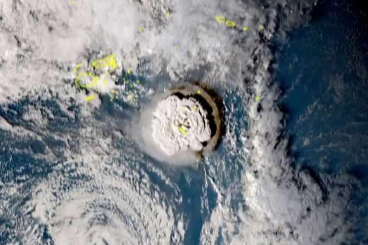 <p>Tonga'da meydanan gelen yanardağ patlaması tsunamiyi tetikledi. Çok sayıda ülkeyi alarma geçiren yanardağ felaketi tam 2 bin 300 kilometreden duyuldu. Felaketin ardından bazı adaların denize gömüldüğü anlar saniye saniye uydu görüntülerine yansıdı.</p>

<p> </p>
