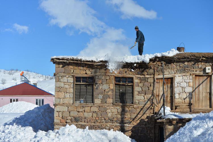 <p>Sabah 06.00'da uyanıp ahıra gidiyorum ve hayvanları yemliyorum, suya salıyorum. Ahırdaki işim bittikten sonra da eve gelip kahvaltımı yapıyorum.</p>

