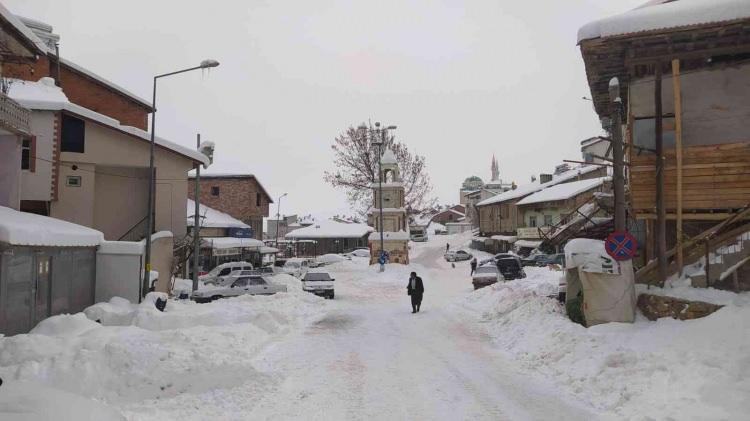 <p><strong>MERSİN </strong></p>
<p>Mersin'in Erdemli ve Mut ilçelerinde, etkili olan kar yağışı nedeniyle bazı ilkokul ve ortaokullarda eğitime ara verildi.</p>
<p>Erdemli Kaymakamlığından yapılan açıklamada, olumsuz hava koşulları nedeniyle kırsal kesimdeki Karayakup, Dağlı, Kösbucağı, Çamlı, Çerçili, Koramşalı, Aslanlı, Sarıkaya, Sorgun, Güzeloluk ile Şehit Ali İhsan Öger ilk ve ortaokullarında bugün ve yarın eğitim yapılmayacağı belirtildi.</p>
<p>Mut İlçe Milli Eğitim Müdürlüğü de yüksek rakımdaki Ere Dağpazarı İlk ve Ortaokulu'nda eğitime ara verildiğini bildirdi.</p>
<p>Gülnar ilçesinde Büyükeceli İlkokul ve Ortaokulu haricindeki tüm eğitim kurumlarında, Silifke ilçesinde de 3 mahalledeki ilk ve ortaokullarda kar nedeniyle eğitime ara verilmişti.</p>