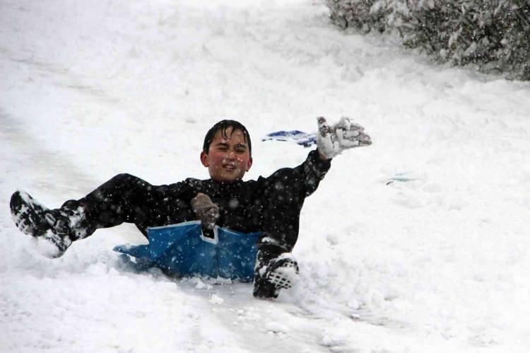 <p><strong>KARS </strong></p>
<p>Kars'ta etkili olan kar yağışı ve olumsuz hava koşulları nedeniyle il genelinde bugün eğitime ara verildi.</p>
<p>Valilikten yapılan açıklamada, il ve ilçelerde devam eden yoğun kar yağışı ile olumsuz hava koşulları nedeniyle, il genelinde eğitim öğretimin 19 Ocak Çarşamba günü tatil edildiği belirtildi.</p>
<p>Açıklamada, kamu kurumlarında görevli engelli ve hamile personelin de bugün idari izinli sayılacağı bildirildi.</p>