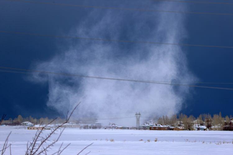 <p><strong>HAKKARİ</strong></p>
<p>Hakkari merkez ve ilçelerinde olumsuz hava koşulları nedeniyle eğitime bir gün ara verildi.</p>
<p>Valiliğin sosyal medya hesabından yapılan açıklamada, kentte yoğun kar, tipi ve buzlanmanın etkili olduğu belirtildi.</p>
<p>Valilik kararıyla il merkezi ve ilçelerinde perşembe günü eğitime ara verildiği bildirilen açıklamada, kamu kurumlarında çalışan engelli ve hamile personelin de idari izinli sayılacağı kaydedildi.</p>
