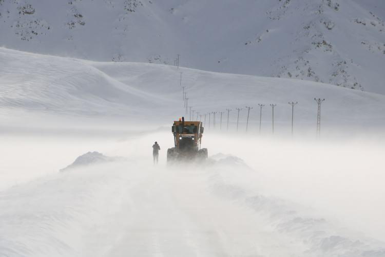 <p><strong>NİĞDE </strong></p>
<p>Niğde'nin Çamardı ilçesinde yarın okullar, olumsuz hava şartları ve buzlanma nedeniyle tatil edildi.</p>
<p>Kaymakamlıktan yapılan açıklamada, İlçe Hıfsızsıhha Kurulu kararıyla olumsuz hava şartları ve buzlanma nedeniyle 20 Ocak Perşembe günü ilçedeki okullarda eğitim ve öğretime ara verildiği belirtildi.</p>
<p>Açıklamada, kamuda görev yapan hamile ve engelli çalışanların da idari izinli sayılacağı kaydedildi.</p>