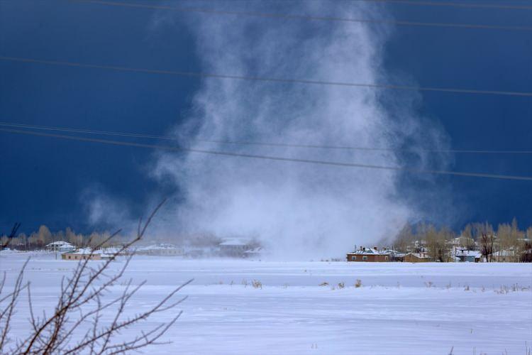 <p><strong>GİRESUN </strong></p>
<p>Giresun'da kar nedeniyle 12 ilçedeki tüm okullarda, 4 ilçede ise köy okullarında yarın eğitime ara verilecek.</p>
<p>Valilikten yapılan açıklamada, Alucra, Çamoluk, Çanakçı, Dereli, Doğankent, Espiye, Eynesil, Görele, Güce, Şebinkarahisar, Tirebolu ve Yağlıdere ilçelerinde kar yağışı ve buzlanma riski nedeniyle tüm eğitim kademelerinde eğitim öğretime yarın ara verildiği belirtildi.</p>
<p>Ayrıca, merkez, Bulancak, Keşap ve Piraziz ilçelerindeki köy okullarının da tatil edildiği kaydedildi.</p>