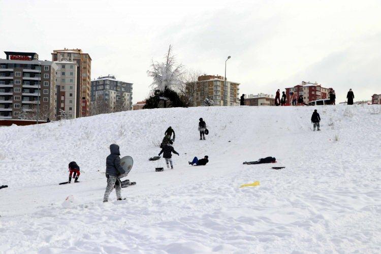 <p><strong>AKSARAY </strong></p>

<p>Aksaray'da olumsuz hava koşulları nedeniyle yarın eğitime ara verildiği bildirildi.</p>

<p>Valilikten yapılan açıklamada, aşırı buzlanma ve olumsuz hava koşulları nedeniyle her tür kademedeki resmi, özel okul ve kurumlarda eğitim ve öğretimin 20 Ocak Perşembe tatil edildiği belirtildi.</p>

<p>Açıklamada, kamu kurumlarında görevli engelli ve hamile personelin de yarın idari izinli sayılacağı bildirildi.</p>
