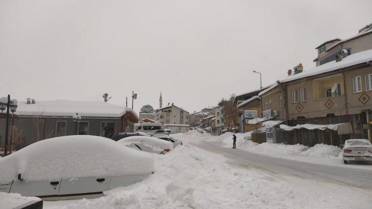 <p><strong>ŞIRNAK</strong></p>
<p>Şırnak'ta etkili olan kar yağışı ve olumsuz hava koşulları nedeniyle il genelinde yarın eğitime ara verildi.</p>
<p>Valilikten yapılan açıklamada, il genelinde devam eden yoğun kar yağışı, buzlanma ve olumsuz hava koşulları nedeniyle ilk ve orta dereceli okulların 20 Ocak Perşembe günü tatil edildiği belirtildi.</p>
<p>Tatil nedeniyle eğitim öğretim faaliyetlerinin uzaktan erişim yoluyla yapılacağı, kamu kurumlarında çalışan hamile, engelli ve kronik hastalığı olan personellerin de idari izinli sayılacağı aktarıldı.</p>