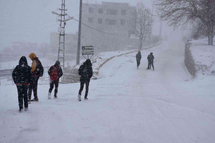 <p><strong>FIRAT ÜNİVERSİTESİ</strong></p>

<p>Elazığ'da etkili olan yoğun kar yağışı nedeniyle Fırat Üniversitesinde yarın eğitime ara verildi.</p>

<p>Rektörlükten yapılan açıklamaya göre, kent genelinde yoğun kar yağışı ve olumsuz hava şartlarının devam etmesi nedeniyle öğrencilerin mağduriyet yaşamaması için eğitime 20 Ocak Perşembe gün ara verildiği belirtildi.</p>

<p>Üniversite bünyesinde görevli personelden engelli, hamile ve kronik hastalığı bulunan memur ve diğer kamu görevlilerinin de bir gün süreyle idari izinli sayılacağı aktarıldı.</p>

<p>Kentte yoğun kar yağışı ve olumsuz hava koşulları nedeniyle bugün de eğitime ara verilmişti.</p>
