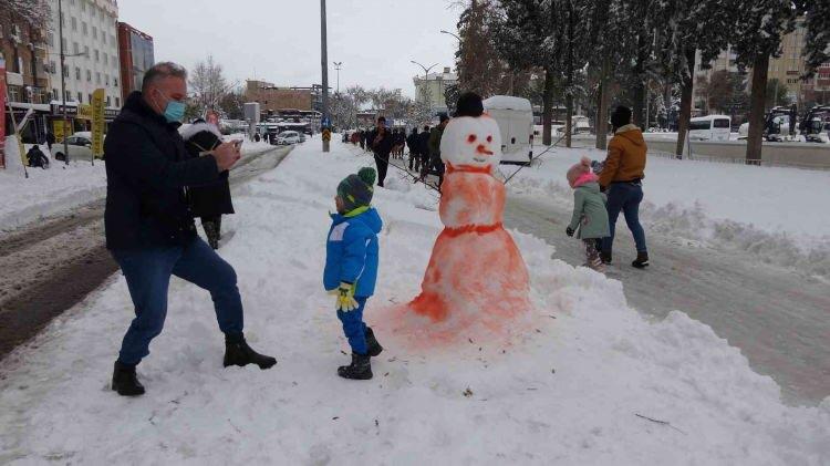 <p><strong>SİVAS</strong></p>

<p>Sivas'ta etkili olan yoğun kar yağışı ve soğuk hava nedeniyle yarın il genelinde ilk ve orta dereceli okullar tatil edildi.</p>

<p>Valilikten yapılan yazılı açıklamada, Meteoroloji Müdürlüğünün hava tahmin raporlarında bildirilen meteorolojik veriler doğrultusunda, kar yağışının ardından gece oluşabilecek buzlanma sebebiyle eğitime bir gün ara verildiği kaydedildi.</p>

<p>Ayrıca engeli, kronik hasta ve hamile kamu personelinin idari izinli sayılacağı belirtildi.</p>

<p>Vali Salih Ayhan ise sosyal medya hesabından yaptığı paylaşımda "Yoğun kar yağışının ardından gece oluşabilecek buzlanma sebebiyle eğitimde yaşanabilecek olumsuz hadiselerin önüne geçmek amacıyla, eğiteme verilen aranın yarın da devam etmesi uygun görülmüştür." ifadelerini kullandı.</p>
