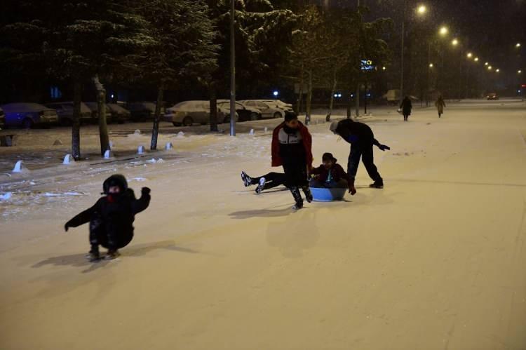 <p><strong>ADANA</strong></p>

<p>Adana'nın Tufanbeyli, Saimbeyli ve Feke ilçelerinde olumsuz hava koşulları nedeniyle eğitime ara verildiği bildirildi.</p>

<p>Valilikten yapılan açıklamada, Tufanbeyli, Saimbeyli ve Feke ilçelerinde olumsuz hava koşullarının devam etmesi nedeniyle 20 Ocak Perşembe günü okulların tatil edildiği belirtildi.</p>

<p>Açıklamada, kamu kurumlarında görevli engelli ve hamile personelin de yarın idari izinli sayılacağı bildirildi.</p>
