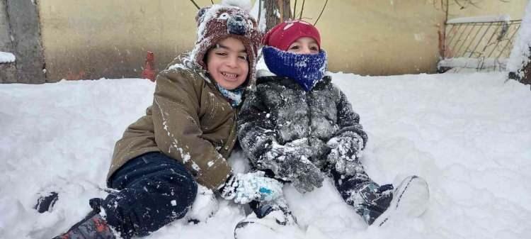 <p><strong>MUŞ</strong></p>

<p>Muş'ta, olumsuz hava koşulları nedeniyle yarın eğitime ara verildi.</p>

<p>Valilikten yapılan açıklamada, kentte kar yağışının ve olumsuz hava koşullarının etkili olduğu belirtildi.</p>

<p>Açıklamada, "Elverişsiz hava koşulları ile meteorolojik sis, don ve çığ uyarısı birlikte değerlendirildiğinde, 20 Ocak Perşembe günü, il genelinde eğitim-öğretime ara verilmesine karar verilmiştir. Ayrıca kamu kurum ve kuruluşlarında çalışan hamile ve engelli personelin aynı gün idari izinli sayılmaları uygun görülmüştür." ifadesi kullanıldı.</p>
