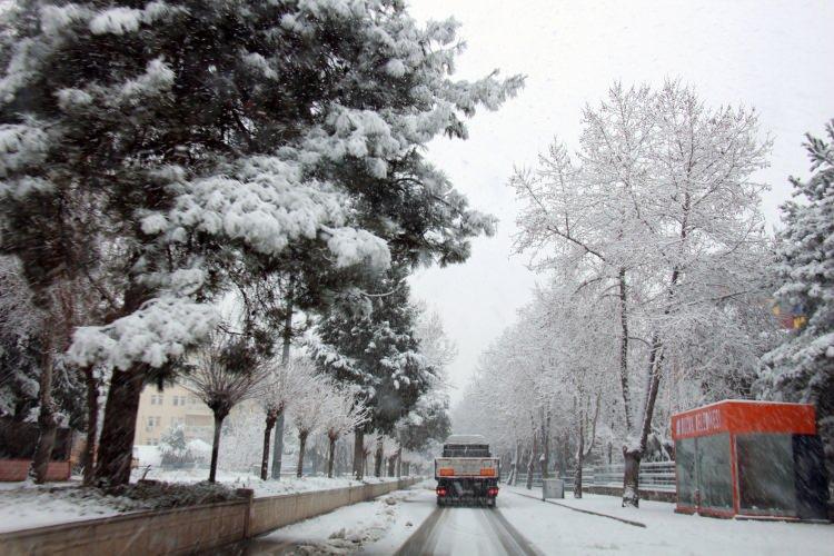 <p><strong>BALIKESİR</strong></p>

<p>Balıkesir'in Dursunbey ilçesinde olumsuz hava şartları nedeniyle okullar 1 gün daha tatil edildi.</p>

<p>İlçe Milli Eğitim Müdürlüğünün sosyal medya hesabından yapılan açıklamada, ilçede eğitim öğretime 20 Ocak Perşembe de ara verildiği belirtildi.</p>

<p>İlçede etkili olan kar yağışı nedeniyle okullar bugün tatil edilmişti.</p>
