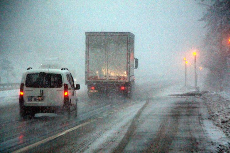 <p><strong>ERZİNCAN</strong></p>

<p>Erzincan'da olumsuz hava koşulları ve buzlanma nedeniyle il genelinde eğitime bir gün ara verildiği bildirildi.</p>

<p>Vali Mehmet Makas, sosyal medya hesabından yaptığı açıklamada, kentte olumsuz hava koşullarının etkili olduğunu belirterek, "İlimizde olumsuz hava koşulları ve olası buzlanma nedeniyle il genelinde eğitim öğretime 20 Ocak Perşembe günü 1 gün daha ara verilmiştir" ifadelerini kullandı.</p>

<p>Açıklamada, kamu kurumlarında görevli engelli ile hamile personelin idari izinli sayılacağı, üniversitede eğitime devam edileceği aktarıldı.</p>
