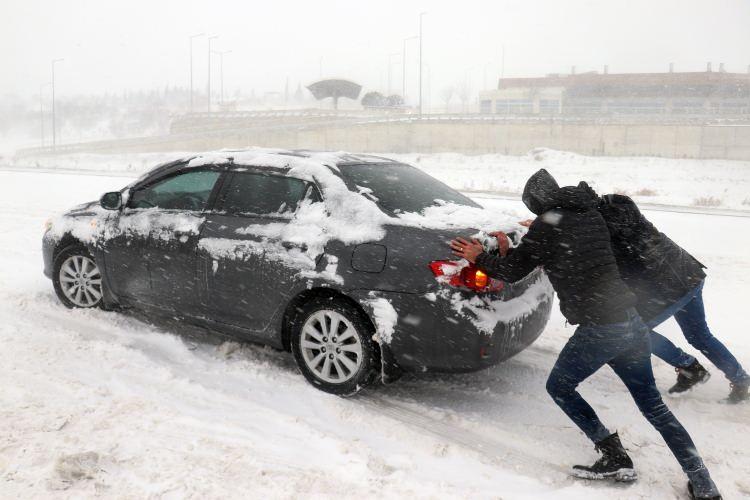 <p><strong>ZONGULDAK</strong></p>

<p>Zonguldak'ta merkez ve merkeze bağlı belde ve köyler ile 6 ilçede taşıma kapsamındaki ilk ve orta dereceli okullarda eğitim öğretime 1 gün ara verildiği bildirildi.</p>

<p>Valiliğin sosyal medya hesabından yapılan paylaşımda, meteorolojik verilere göre kentte kar yağışı beklentisi ve buzlanma tehlikesi olduğu belirtildi.</p>

<p>Açıklamada, şu ifadelere yer verildi:</p>

<p>"İlimiz merkez ve merkeze bağlı belde ve köyler ile Çaycuma, Devrek, Gökçebey, Ereğli, Kozlu ve Alaplı ilçelerimizdeki taşıma kapsamındaki ilk ve orta dereceli okullarda (özel eğitim kapsamındaki okullar dahil) eğitim öğretime 20 Ocak Perşembe günü 1 gün süreyle ara verilmiştir."</p>

<p>Alaplı Kaymakamlığından yapılan açıklamada da "İlçe merkezi ve Gümeli beldesi ile köylerimizdeki sadece taşıma kapsamındaki ilk ve orta dereceli okullarda (özel eğitim kapsamındaki okullar dahil) 20 Ocak Perşembe günü 1 gün süreyle eğitim ve öğretime ara verilmiştir." ifadeleri kullanıldı.</p>

