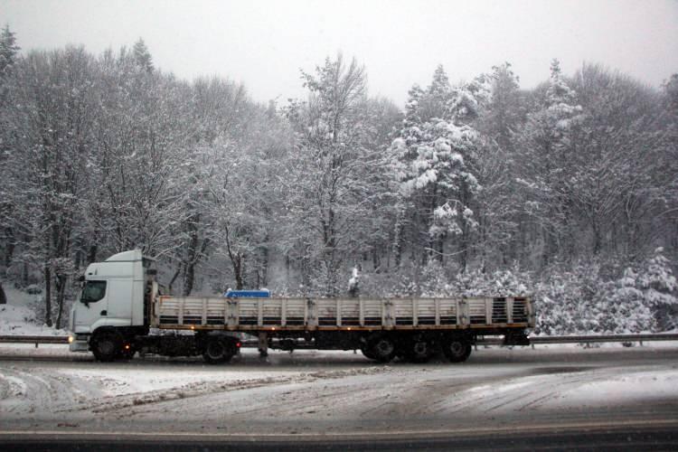 <p><strong>KONYA</strong></p>

<p>Konya'da etkili olan kar nedeniyle 20 ilçede yarın yüz yüze eğitime ara verildi.</p>

<p>İlçe hıfzıssıhha kurulları kararınca, Beyşehir, Ereğli, Halkapınar, Derbent, Derebucak, Hüyük, Doğanhisar, Emirgazi, Karapınar, Bozkır, Hadim, Taşkent, Ahırlı, Akören, Güneysınır, Sarayönü, Seydişehir, Ilgın, Altınekin, Yalıhüyük ilçelerinde yoğun kar yağışı nedeniyle ilk ve orta dereceli okullarda 20 Ocak perşembe günü uzaktan eğitim gerçekleştirilecek.</p>
