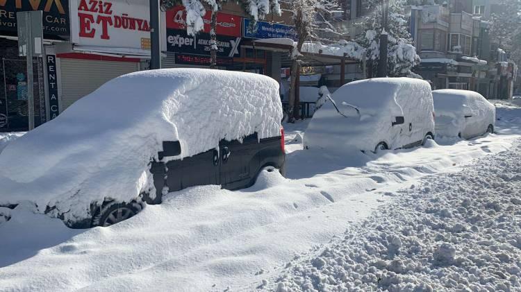 <p><strong>KAYSERİ</strong></p>

<p>Kayseri'nin 11 ilçesinde olumsuz hava koşulları nedeniyle eğitime yarın ara verildi.</p>

<p>İl Milli Eğitim Müdürlüğünden alınan bilgiye göre, etkili kar yağışı sonrası oluşan soğuk hava ve buzlanma nedeniyle Yeşilhisar, Felahiye, Pınarbaşı, Sarız, Bünyan, Tomarza, Develi, İncesu, Akkışla, Özvatan ve Yahyalı ilçelerinde 20 Ocak Perşembe okullar tatil edildi.</p>
