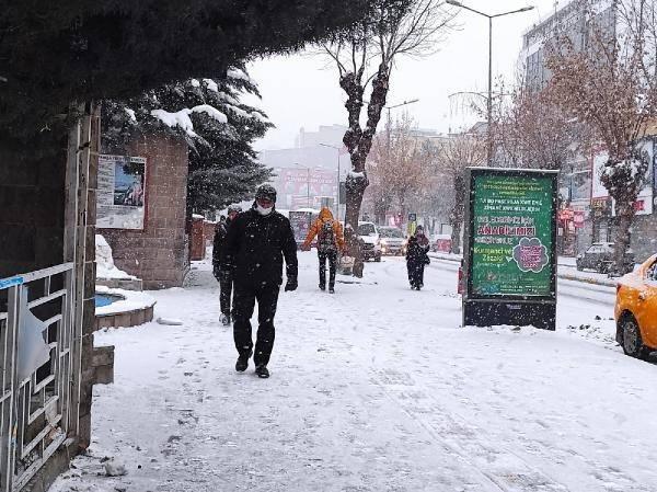 <p>Van'da yoğun kar yağışı ve tip etkili olurken, 1018 yerleşim yerine ise ulaşım sağlanamıyor.</p>
