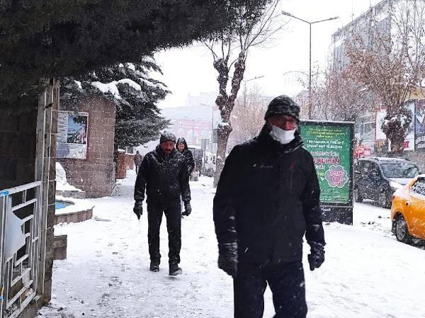 <p>Kentte dün akşam saatlerinde başlayan ve etkisini artıran kar yağışı, tipi ile birlikte hayatı olumsuz etkiledi.</p>
