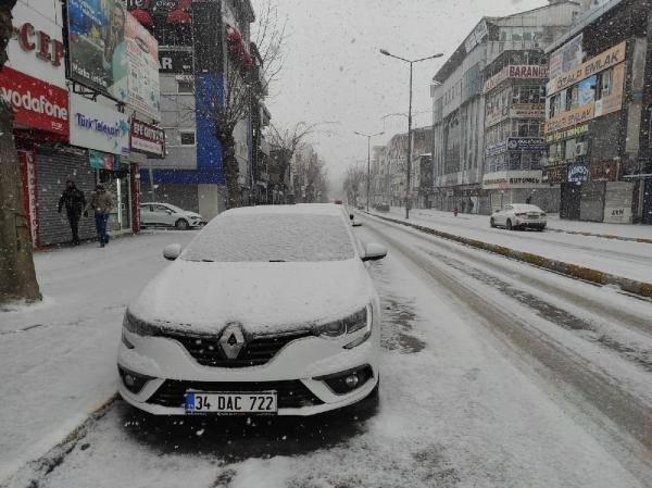 <p>Yollarda mahsur kalan 100'ün üzerinde sürücü ise Büyükşehir Belediyesi ekiplerince kurtarıldı. </p>
