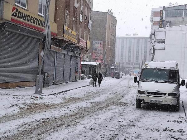 <p>Olumsuz hava koşulları nedeniyle il genelinde ilkokul, ortaokul ve liselerde de eğitime bugün için ara verildi.</p>