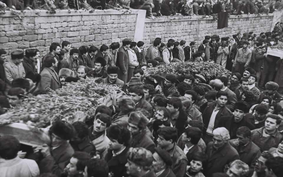 <p>Şehitler, 31 Mart 1918'de Ermenilerin saldırıları sonucu hayatını kaybeden Azerbaycanlıların defnedildiği, daha sonra Sovyet döneminde park haline getirilen Dağüstü Park'ta defnedildi. </p>
