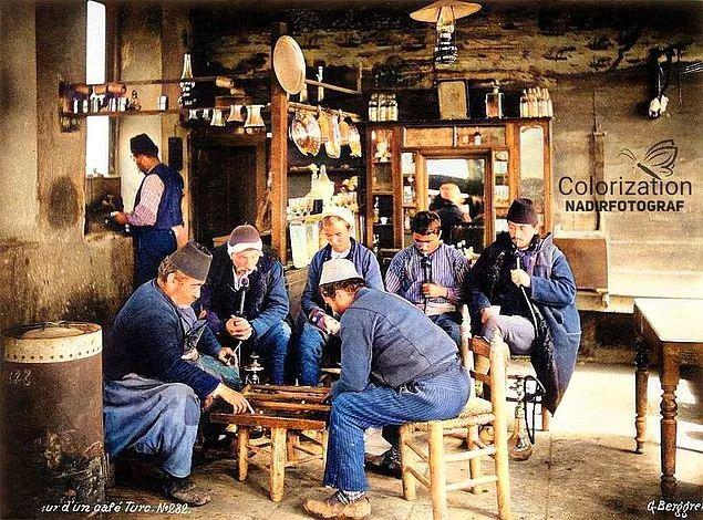 <p>Kahvede tavla oynayan adamlar, İstanbul, 1912.</p>