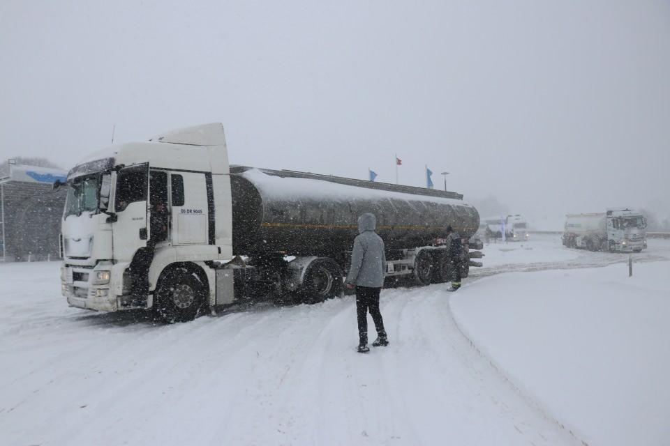 <p>Yoğun kar yağışı nedeniyle tanker ve tırların İstanbul istikametine geçişine izin verilmiyor.</p>

<p> </p>
