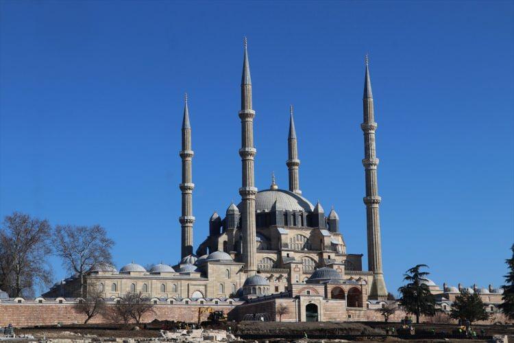 <p>Türk-İslam mimarisinin zirve eseri Selimiye Camisi, geçen yıl yurt içi ve dışından 2 milyona yakın ziyaretçiyi ağırladı.</p>
