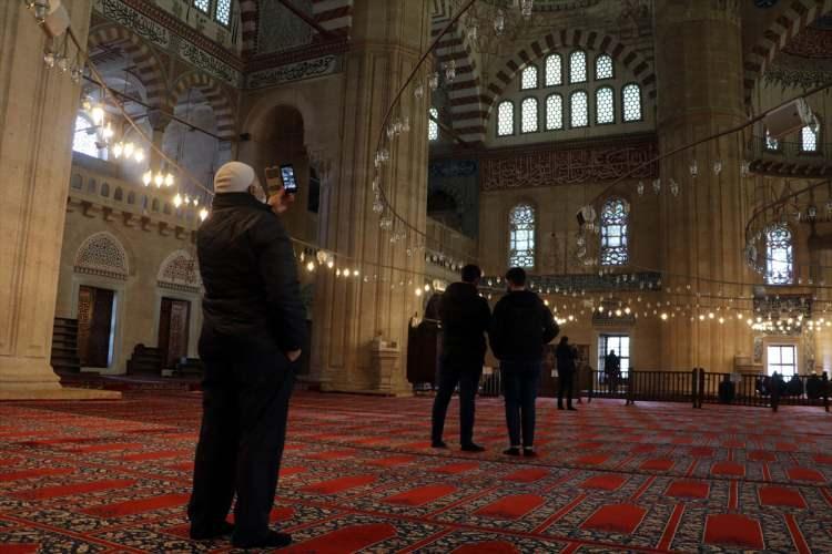 <p>Edirne Müftüsü Alettin Bozkurt, AA muhabirine, Selimiye'nin yerli ve yabancı ziyaretçilerin ilgisini çekmeye devam ettiğini söyledi.</p>
<p> </p>