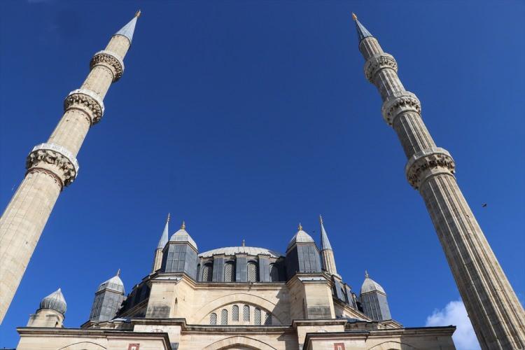 <p>Kovid-19 tedbirleri alınarak camide ibadet ve ziyaretin açık olduğunu belirten Bozkurt, "Geçen yıl pandemiye rağmen her gün yüzlerce yerli ve yabancı turist camimizi ziyaret etti. Yıl içinde 2 milyona yakın kişi camiyi ziyaret ederek hoşnut bir şekilde buradan ayrıldı." dedi.</p>
<p> </p>