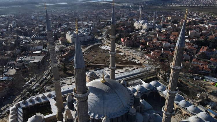 <p>"Mimar Sinan'ın pek çok eseri var ama ustalık eseri Edirne'deki Selimiye Camisi. Edirne, Osmanlı'ya 92 yıl başkentlik yapmış ve Müslümanların da başkenti olmuştur, hilafetin merkezi olarak tüm dünyaya buradan mesajlar gönderilmiştir. Bu açıdan hem Edirne hem de Selimiye çok önemlidir. Yerli ve yabancı ziyaretçilerimizi mutlaka Edirne'yi ve Selimiye'yi görmeye davet ediyoruz."</p>

<p> </p>

<p>​</p>

<p> </p>
