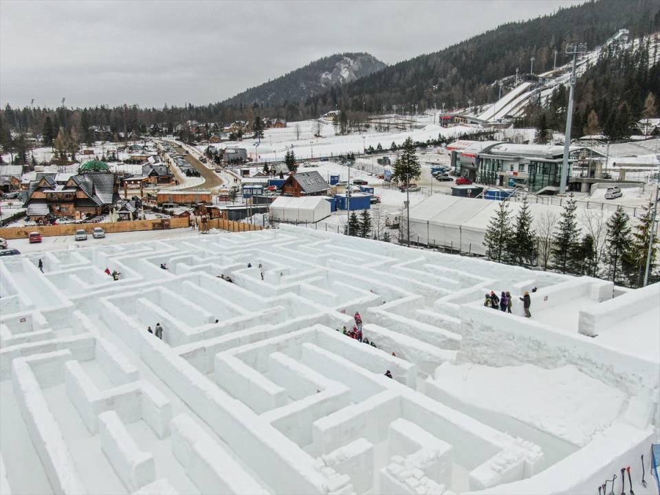 <p>Polonya'nın Zakopane kentinde, 2015-2016 yılında 2500 metrekarelik bir alana kurulan kar labirenti, dünyanın en büyük kar labirenti olarak kabul ediliyor.</p>

<p> </p>
