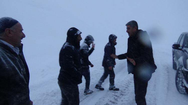 <p>Merkeze 35 kilometre mesafedeki Bostankent grup köy yolunun Çatak mevkiinde tipi ve fırtınaya yakalanan vatandaşlar bölgede mahsur kaldı.</p>
