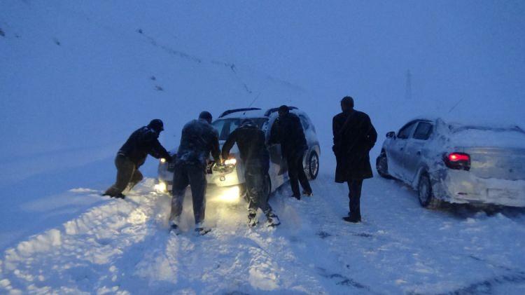 <p>Kendi imkanlarıyla rampayı çıkmaya çalışan bazı araçlar, şarampolden uçma tehlikesi atlattı.</p>
