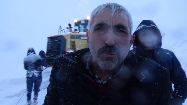<p>Yollar tipi ve fırtına nedeniyle elverişli değil. 5 saatten beri fırtınadayız. Şu anda İl Özel İdaresi ekipleri bize yetişti.</p>