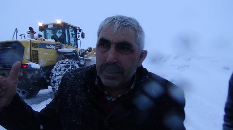 <p>İnşallah bizi köylere ulaştıracaktır. Şu anda aşağı kısımda bir sürü araç yoldadır” dedi.</p>
