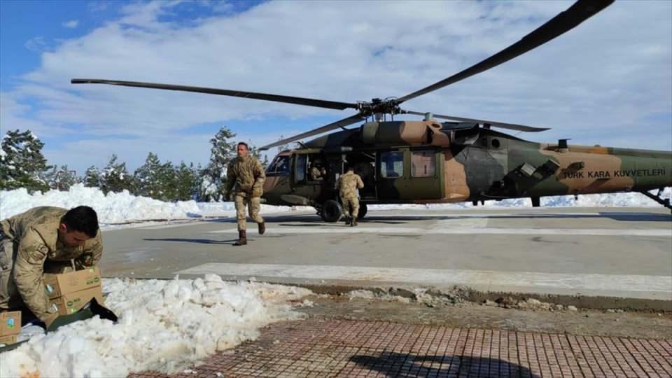 <p>Bu kapsamda Gaziantep'teki 5. Zırhlı Tugay Komutanlığı'nda kumanya yüklenen helikopterler, TAG Otoyolu'ndaki vatandaşlara yiyecek ulaştırmaya başladı.</p>
<p> </p>
