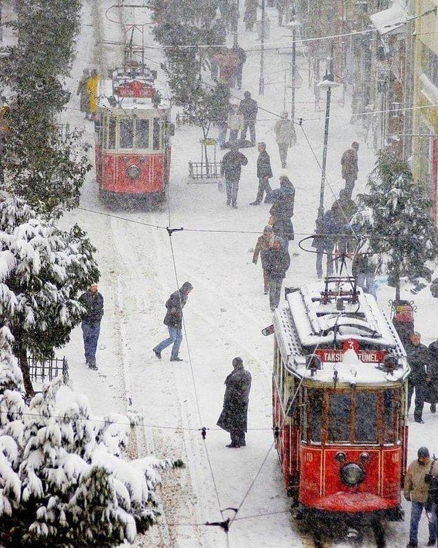 <p>İstiklal Caddesi, İstanbul, 2001.</p>

<p> </p>
