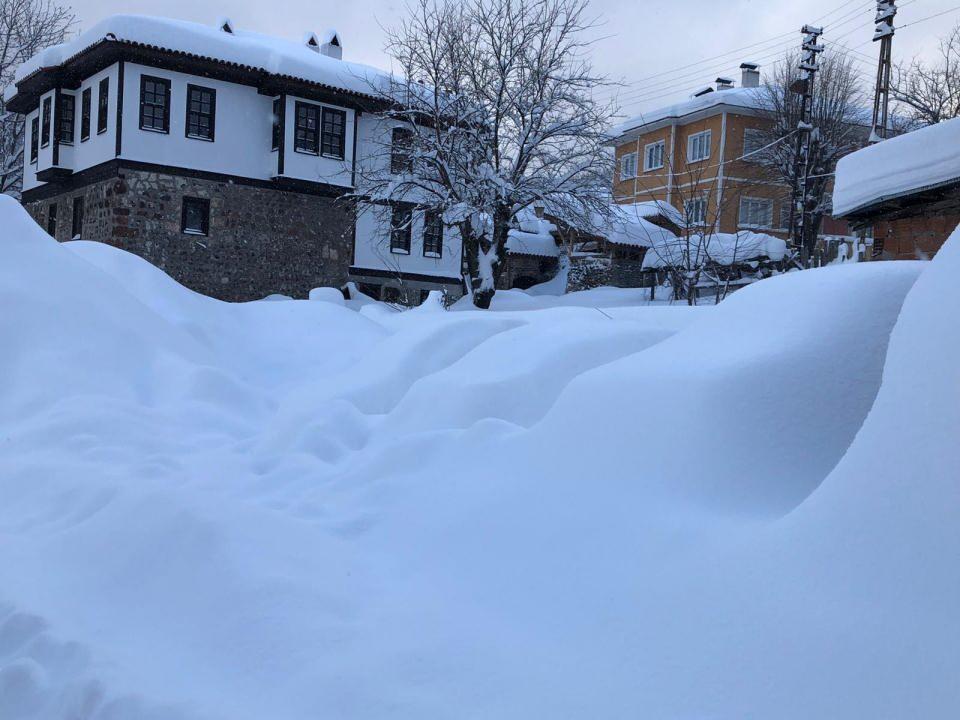 <p>Kastamonu'nun Küre ilçesinde etkili olan yağış ile kar kalınlığı 60 santimetreye ulaştı.</p>
