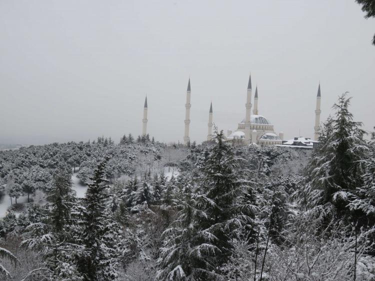 <p>Anadolu yakasında gece saatlerinde aralıklı devam eden kar yağışı, sabah saatlerinde özellikle Çamlıca Tepesi ve Beykoz'un yüksek kesimlerinde etkisini artırdı. </p>
